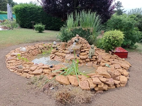 Jardin extérieur avec bassin aquatique en construction