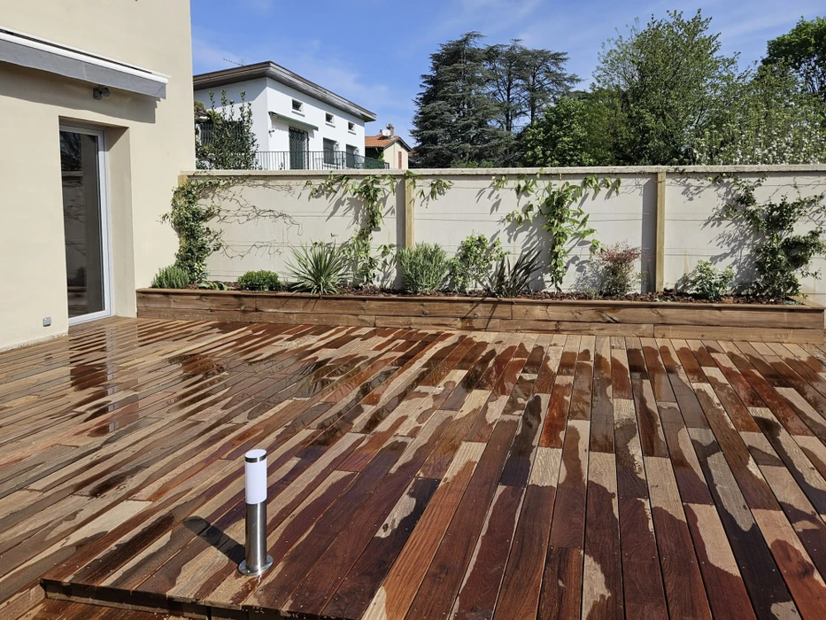 Terrasse extérieure moderne avec piscine, bains de soleil en bois à coussins gris, parasol déporté