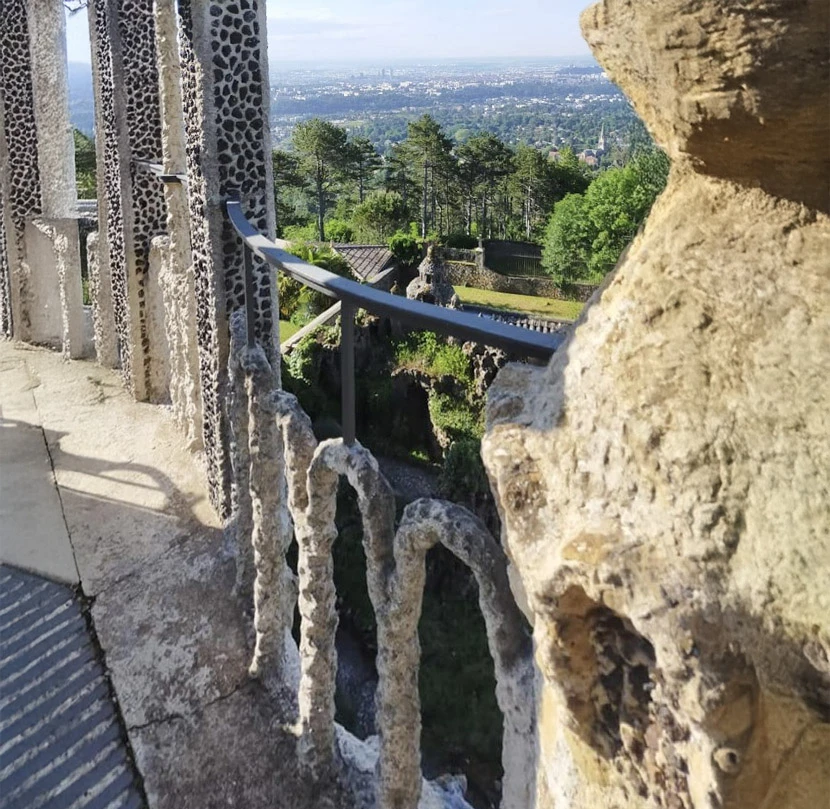 Jardin contemporain extérieur avec terrasse en bois composite, sculpture décorative en bois flotté sur lit de galets