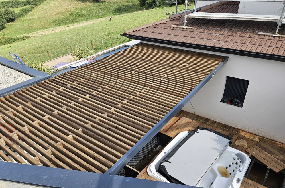 Jardin résidentiel avec construction d'un bassin aquatique en cours