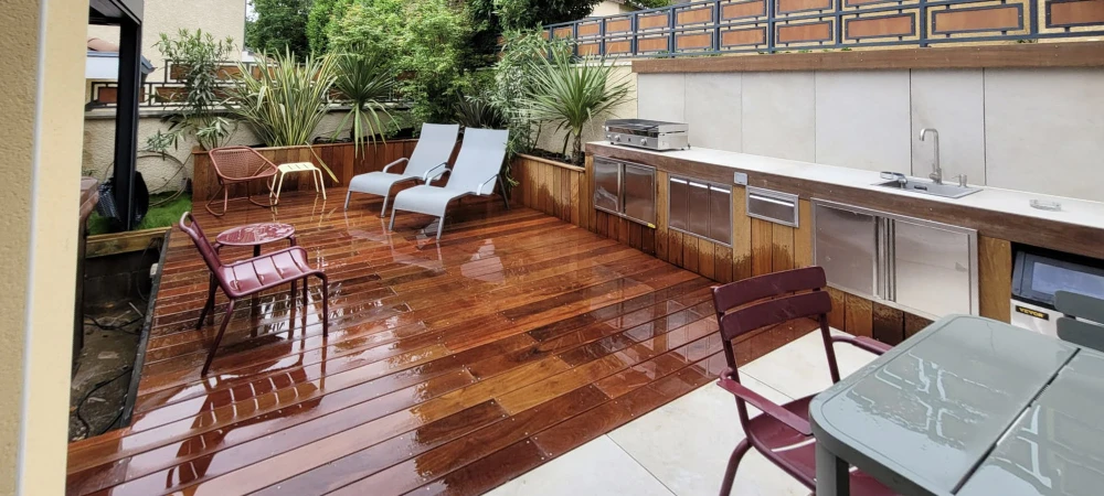 Jardin résidentiel avec construction d'un bassin aquatique en cours