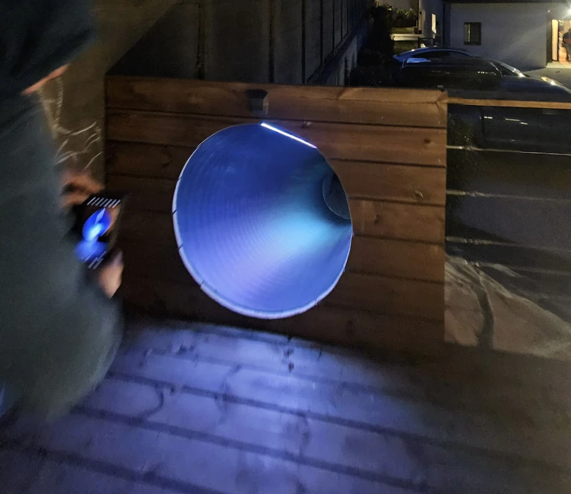 Jardin contemporain extérieur avec terrasse en bois composite, sculpture décorative en bois flotté sur lit de galets