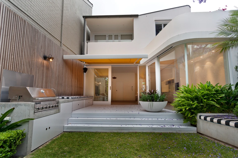 Jardin tropical avec gazebo en bois traditionnel indonésien à toit de tuiles rouges