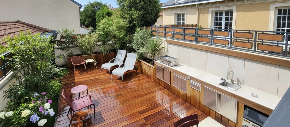 Espace détente extérieur avec pavillons de jardin équipés de rideaux beiges, palmiers tropicaux et végétation fleurie