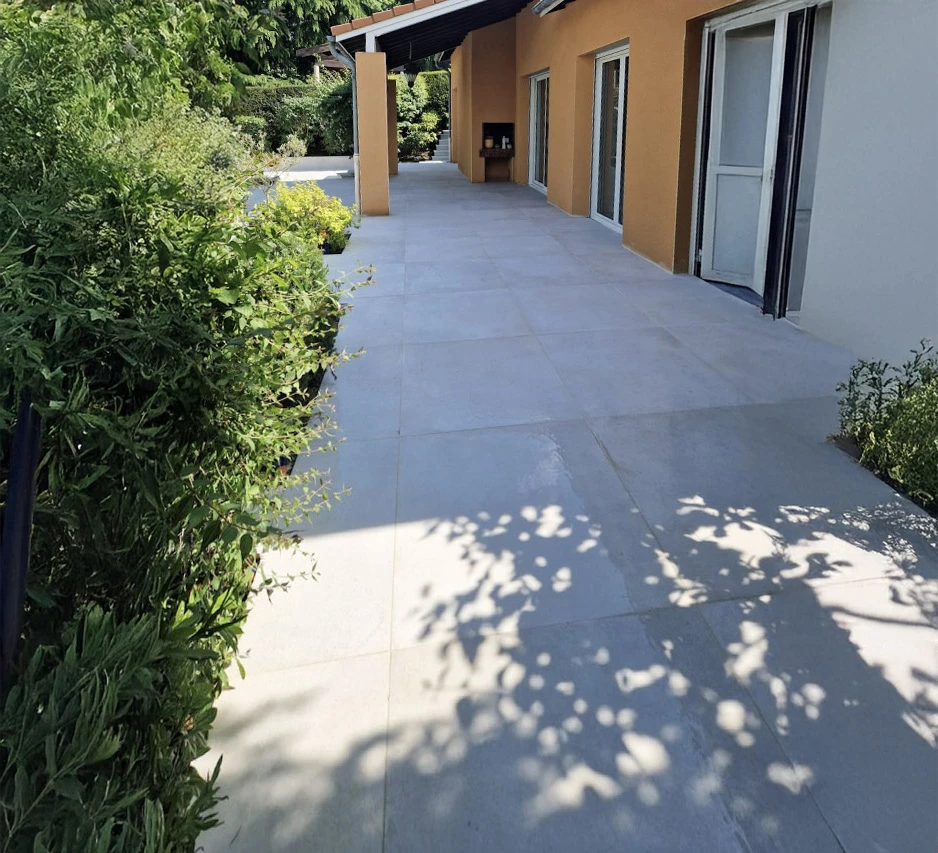 Jardin résidentiel avec abri de jardin moderne en bois