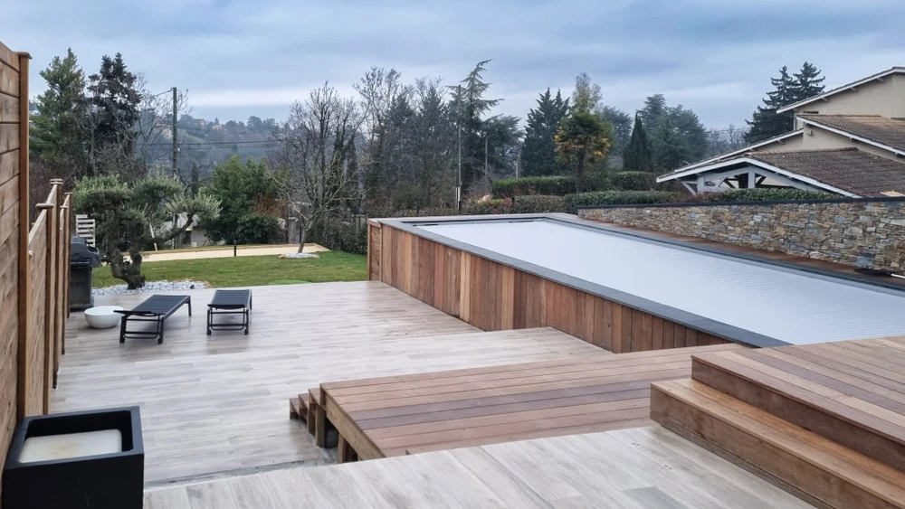 Chantier extérieur de construction d'une terrasse surélevée en bois avec escalier et garde-corps