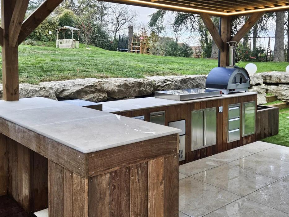 Terrasse extérieure en bois exotique avec piscine turquoise, jardin paysager et clôture grillagée