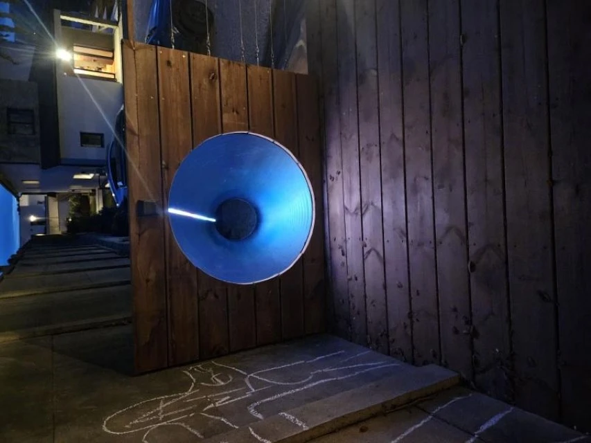 Terrasse extérieure contemporaine avec escaliers en béton et bois menant à pelouse