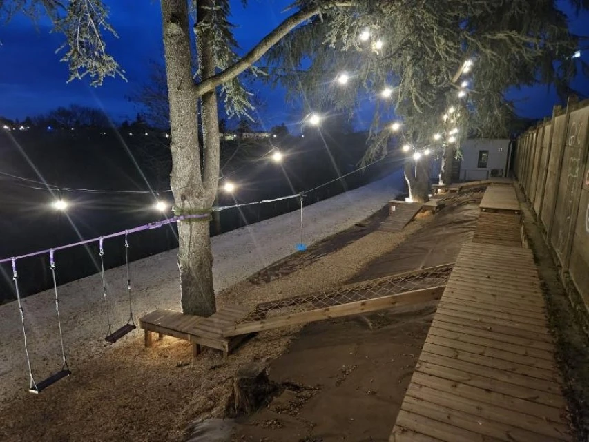 Terrasse extérieure contemporaine avec escaliers en béton et bois menant à pelouse