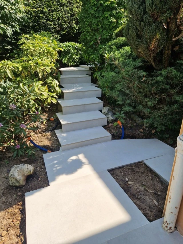 Jardin résidentiel avec abri de jardin moderne en bois