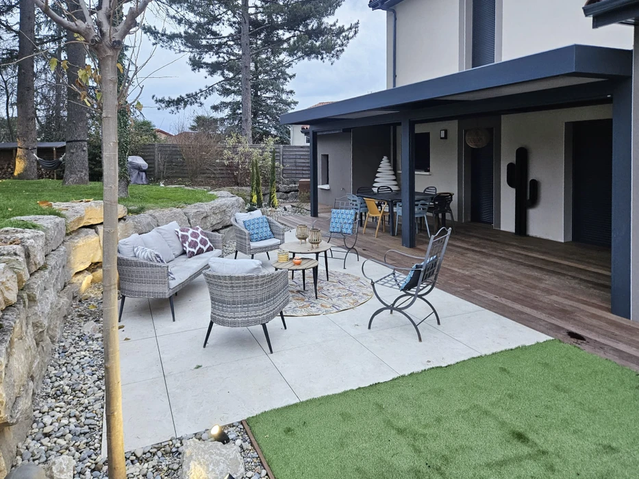 Jardin résidentiel avec abri de jardin moderne en bois