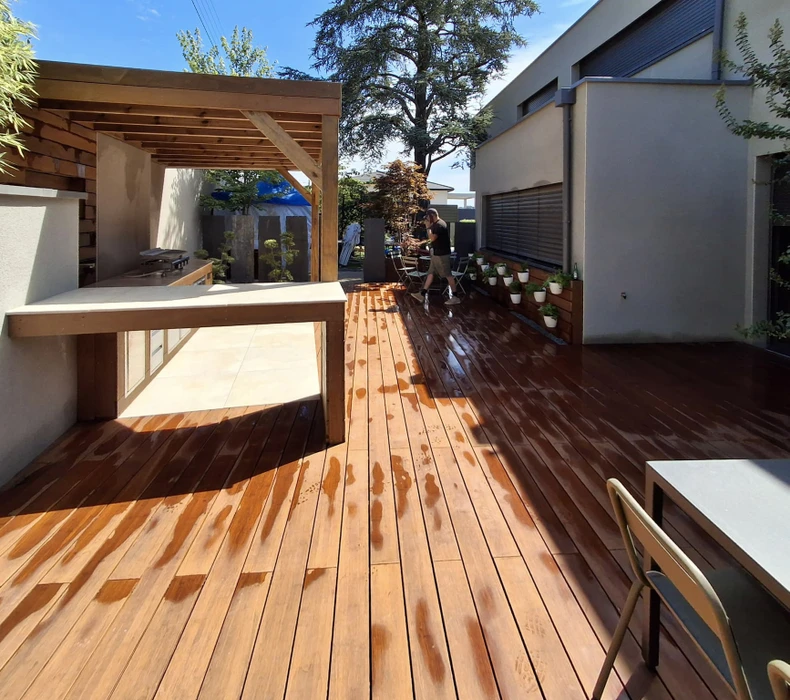 Jardin résidentiel avec abri de jardin moderne en bois