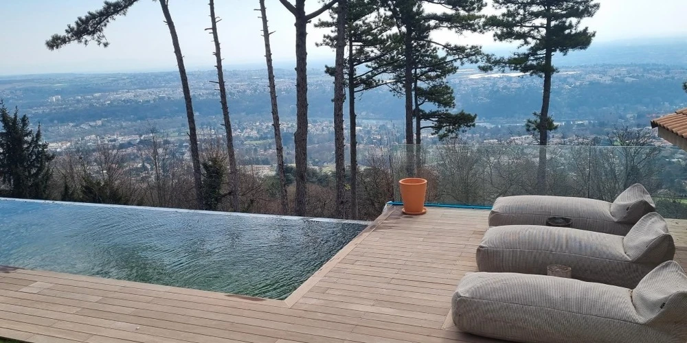 Terrasse extérieure contemporaine avec escaliers en béton et bois menant à pelouse
