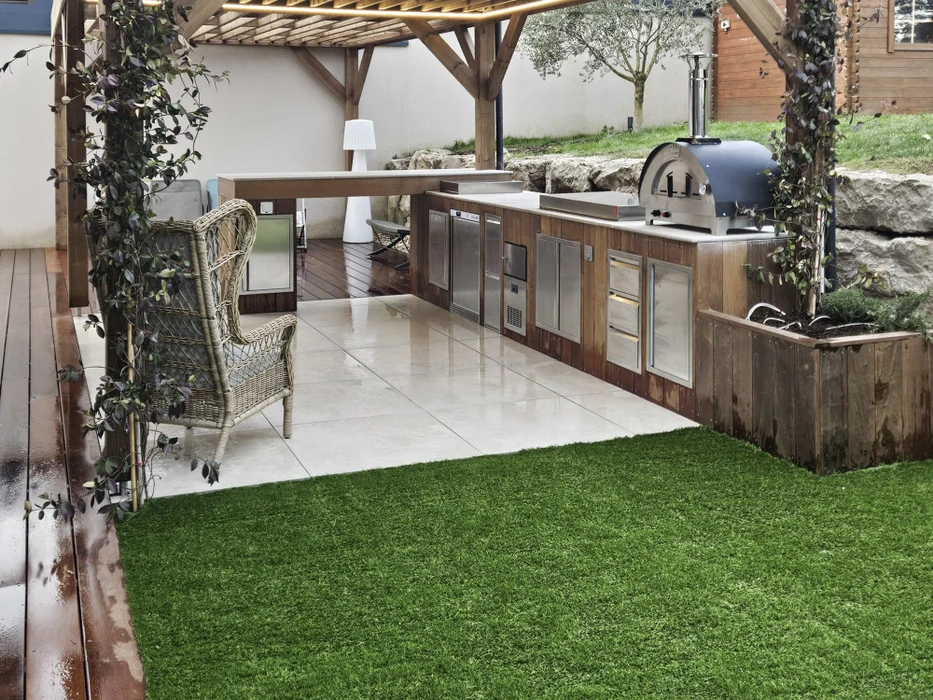 Jardin résidentiel avec abri de jardin moderne en bois